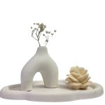 ست شمع و گلدان و سینی سنگی – دکوراسیونی لوکس و متفاوت ست شمع و گلدان و سینی سنگی ترکیبی بی‌نظیر از زیبایی و کاربرد است که می‌تواند هر فضایی را به یک محیط آرامش‌بخش و شیک تبدیل کند.